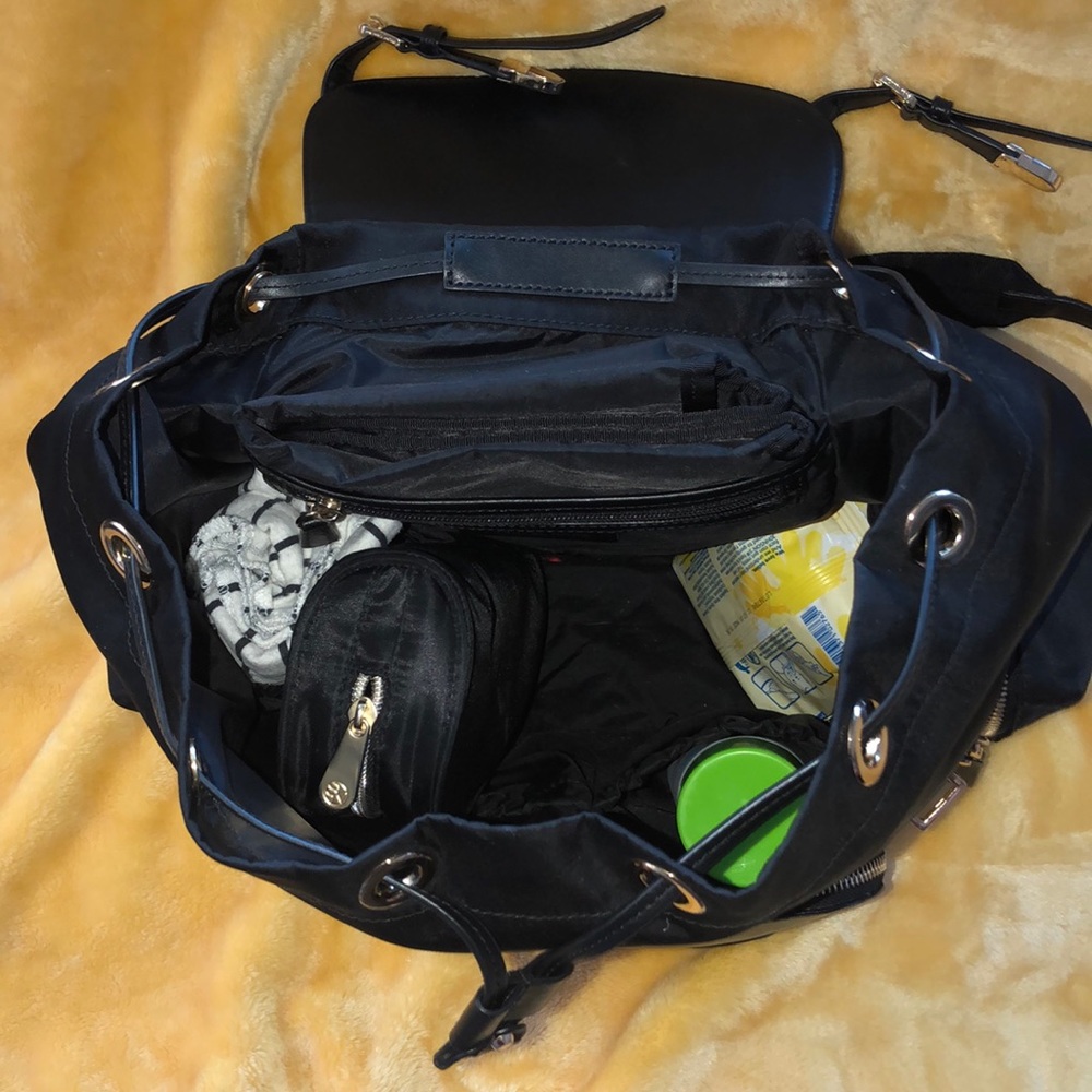 COPY - Michael Kors Beacon diaper bag black/gold details - Picture 15 of 16